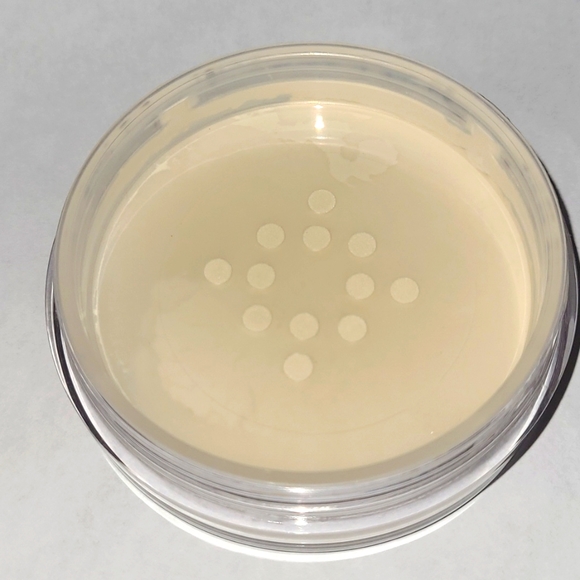 Natural Translucent Loose Setting Powder - Picture 4 of 6